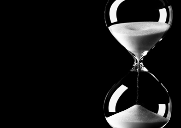 hourglass in front of black background - attention span in marketing