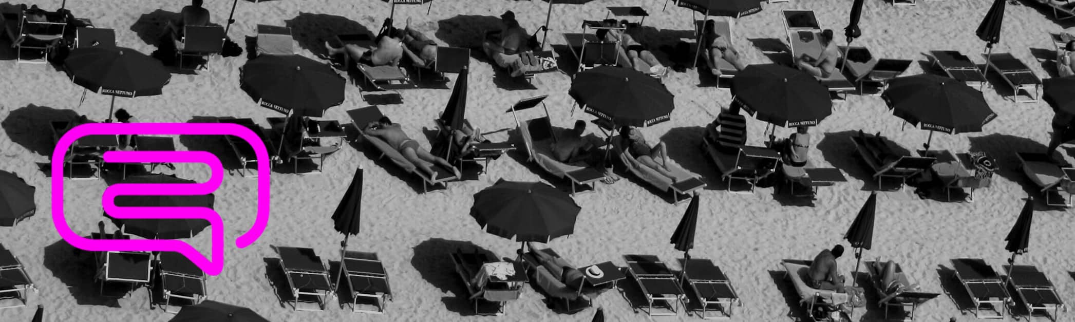 beach with sunbeds and umbrellas - summer slump in online marketing