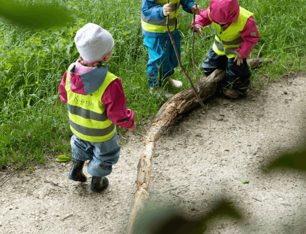 Kinder mit Kiana Sicherheitswesten