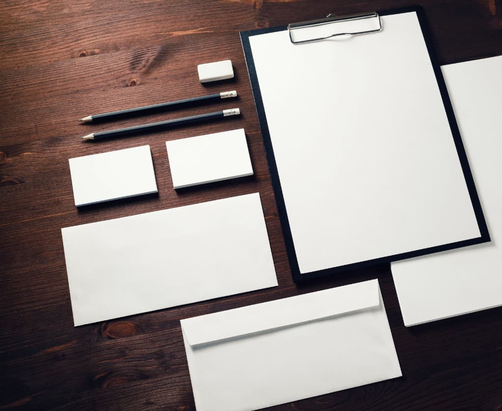 Einheitliche Utensilien wie Blocke, Couvert, Visitenkarte