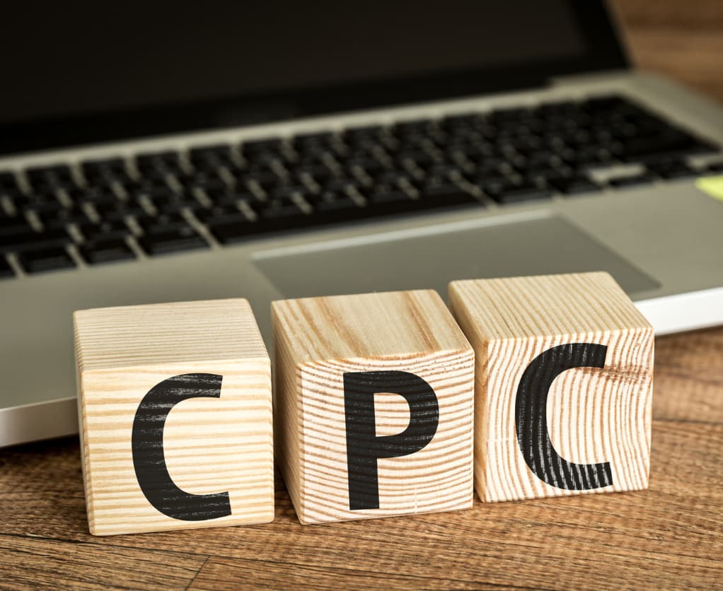 Holzbausteine mit den Buchstaben "CPC"