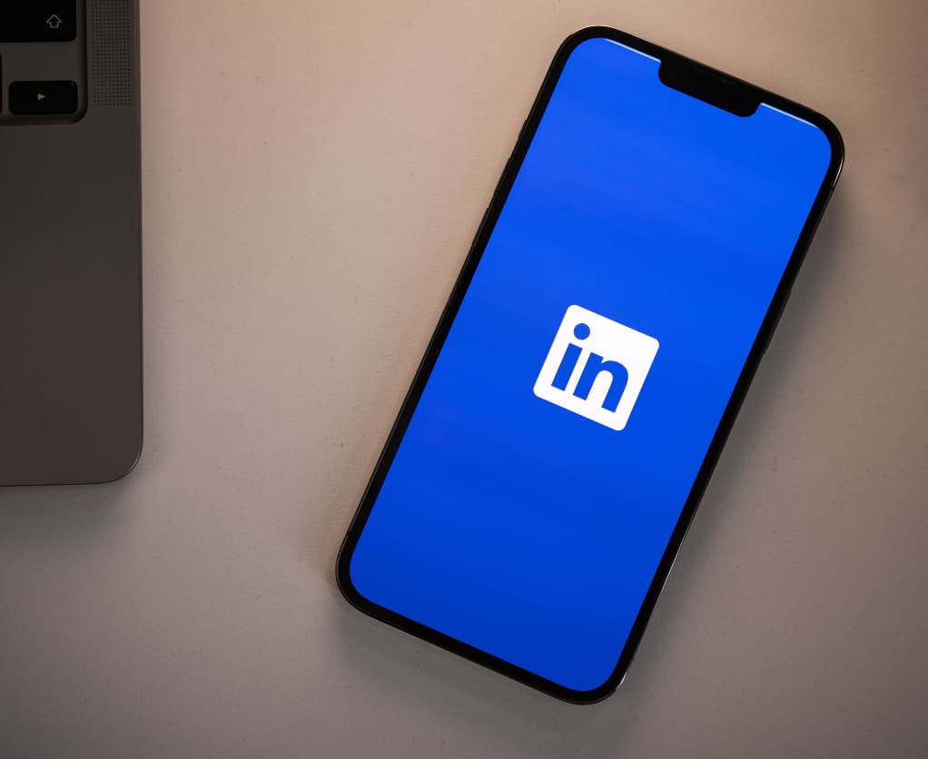 Smartphone mit dem LinkedIn-Logo auf Bildschirm