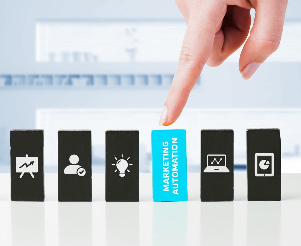 Bausteine mit blauem Stein "Marketing Automation"
