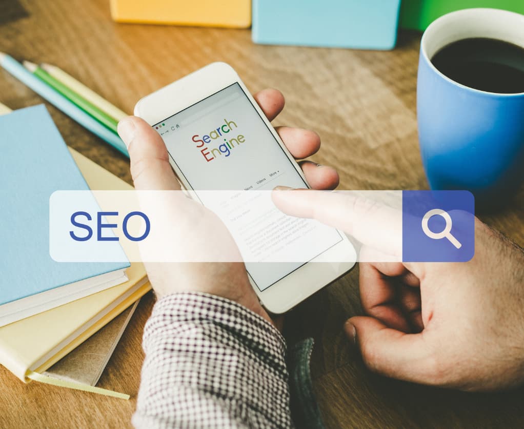 Smartphone und in Suchleiste "SEO"