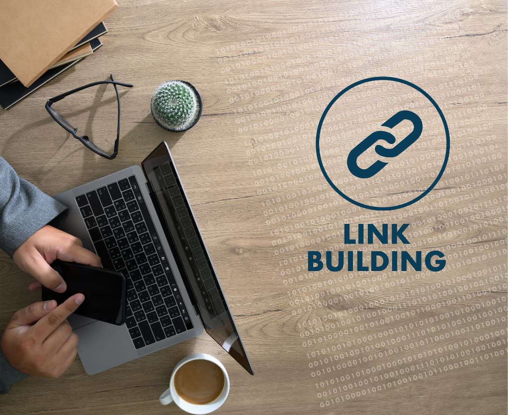 Laptop auf Tisch und dazu Wort "LINK BUIlDING"