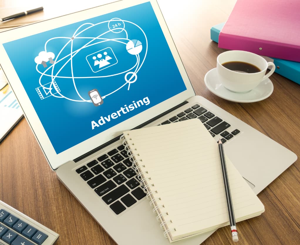 Laptop mit Verknüpfungen im Bildschirm