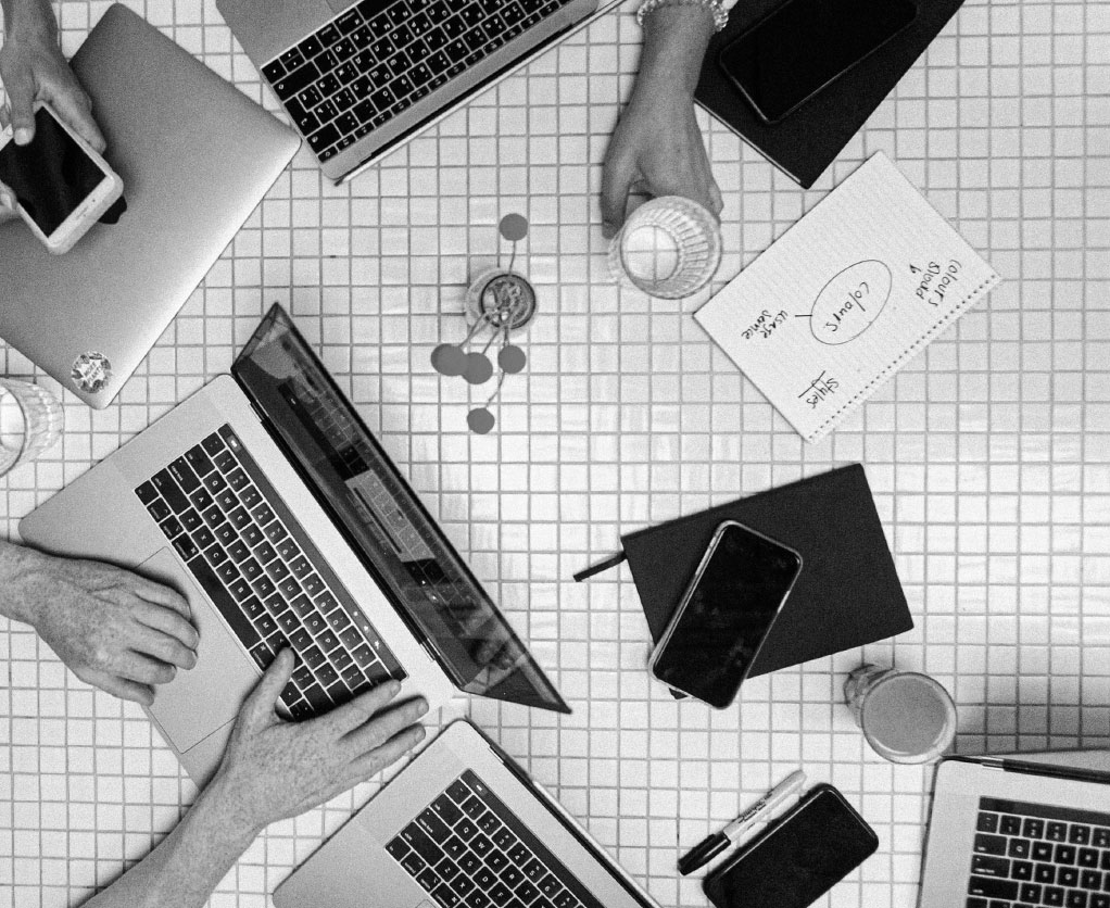 Laptops auf einem Tisch - Content Marketing