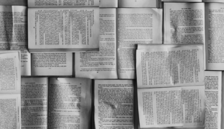 aufgeschlagene Bücher schwarzweiss Symbol für Content Marketing