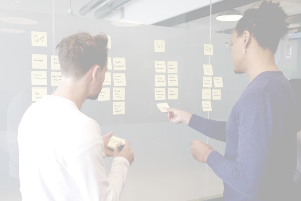 2 Personen in einer Besprechung in der Online Marketing Agentur in Bern