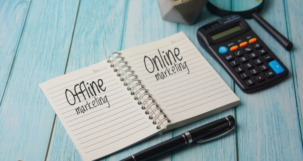 Heft mit Online und Offline Marketing geschrieben