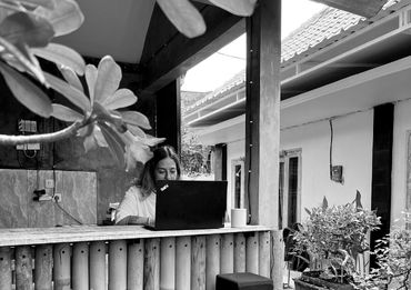 Anna am Arbeiten in Bali schwarzweiss