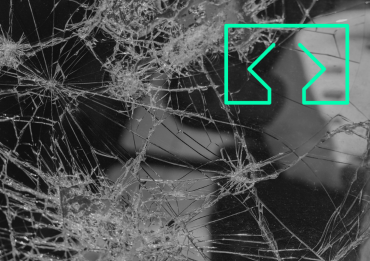 zerbrochene Scheibe und grünes Web Development Icon