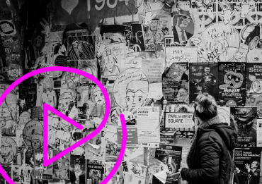 Frau vor Posterwand und Display Marketing Icon in pink