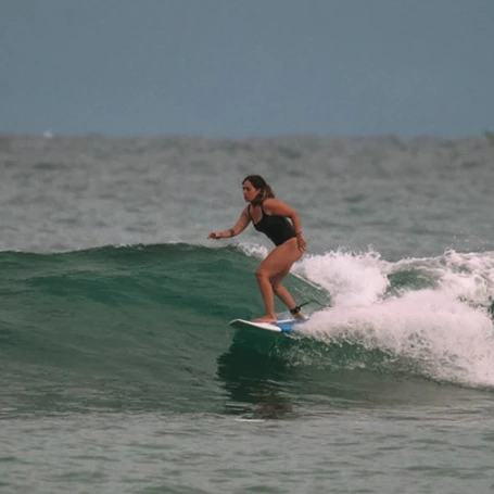 Anna Fedier beim Surfen
