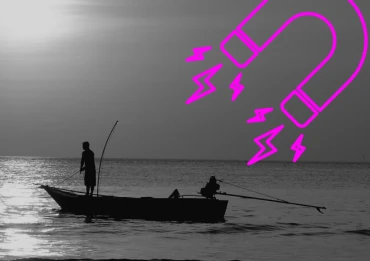 Mann fischt auf Boot - Lead Generierung Schweiz