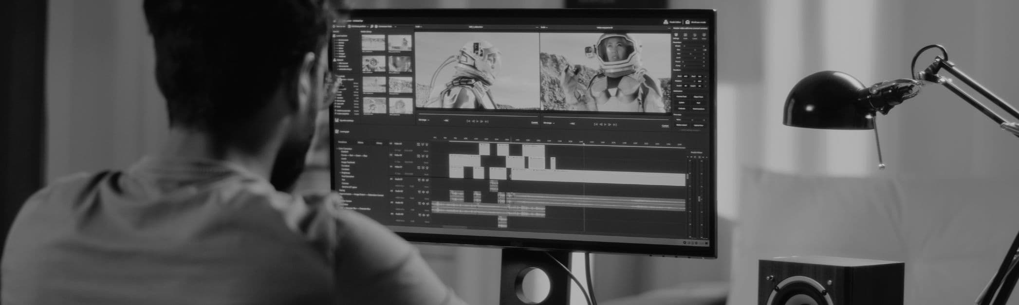 Mann schneidet Video an Computer mit Hilfe von KI